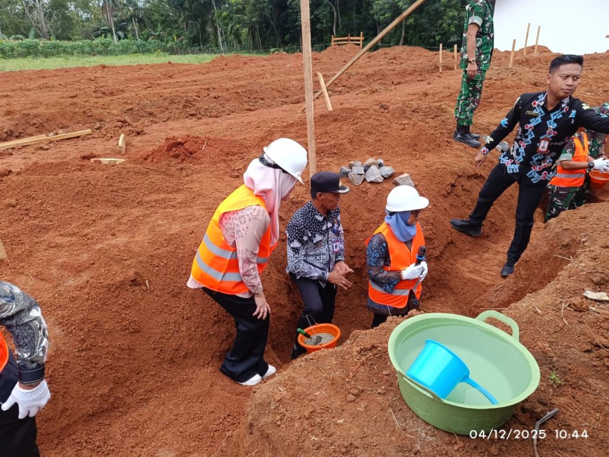 Album : Peletakan Batu Pertama Pembangunan Gedung Koperasi